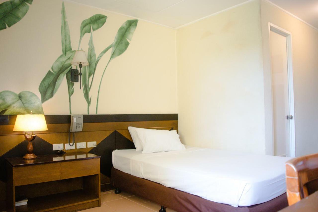 Country Village Hotel Cagayán de Oro Extérieur photo